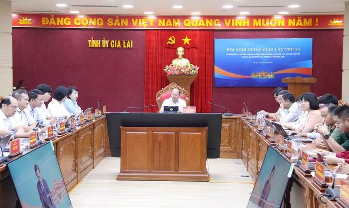  Đồng chí Rah Lan Chung - Phó Bí thư Thường trực Tỉnh ủy, Chủ tịch HĐND tỉnh điều hành tại điểm cầu tỉnh Gia Lai. Ảnh: Trọng Lợi 