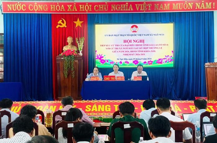  Quang cảnh buổi tiếp xúc cử tri tại xã Ngô Mây. Ảnh: Phi Long 