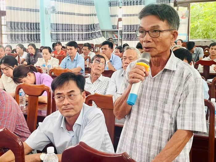  Cử tri kiến nghị một số vấn đề liên quan đời sống dân sinh tại địa phương. Ảnh: Phi Long 