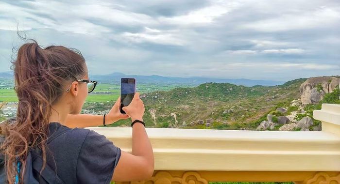  Ghi lại những tấm ảnh lưu niệm trong chuyến trải nghiệm đến thiền viện Thiên Hưng. Ảnh: Đoan Ngọc 