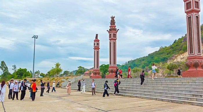  Các đoàn tham quan khu du lịch tâm linh thiền viện Thiên Hưng, điểm đến nổi bật với không gian thanh tịnh và kiến trúc hài hòa. Ảnh: Đoan Ngọc 