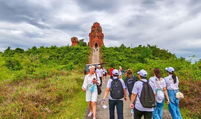  Các đoàn võ thuật trong nước và quốc tế tham quan quần thể tháp Bánh Ít, một trong những di tích kiến trúc Champa tiêu biểu của Gia Lai. Ảnh: Đoan Ngọc 
