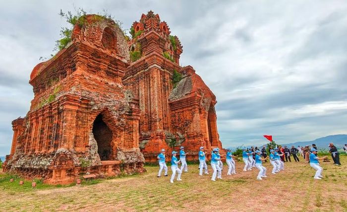  Các đoàn tham quan biểu diễn võ thuật ghi lại khoảnh khắc tại tháp Bánh Ít. Ảnh: Đoan Ngọc 