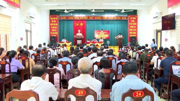  Quang cảnh buổi tiếp xúc cử tri. Ảnh: Bình Dương 