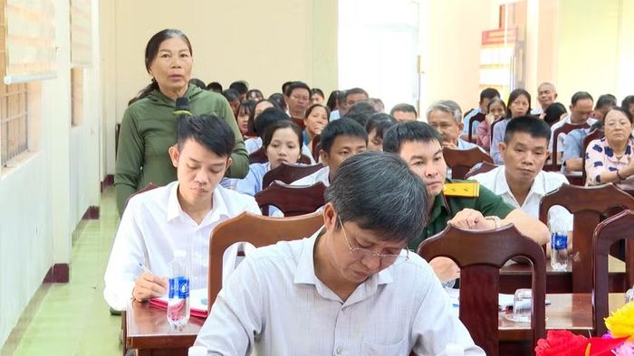  Cử tri nêu ý kiến tại buổi tiếp xúc với đại biểu HĐND tỉnh. Ảnh: Bình Dương 