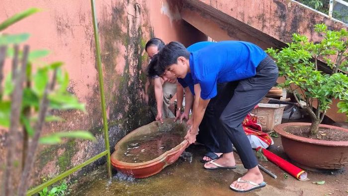 Sau lễ phát động, cán bộ, đoàn viên, thanh niên ra quân xử lý những điểm có nguy cơ phát sinh lăng quăng, bọ gậy. Ảnh: Bá Bính