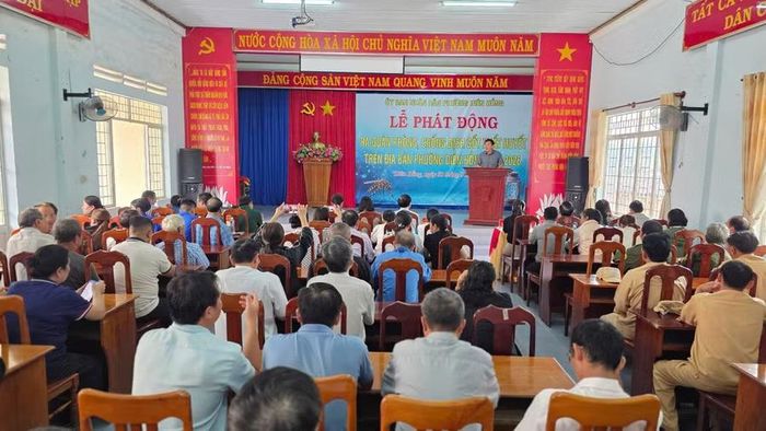 UBND phường Diên Hồng ra quân phòng, chống sốt xuất huyết. Ảnh: Bá Bính
