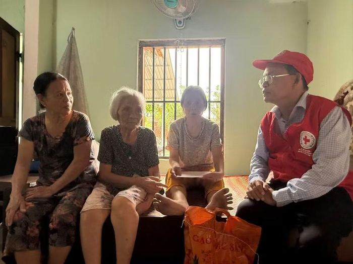 Ông Hà Văn Cát - Chủ tịch Hội Chữ thập đỏ Gia Lai trao quà đến gia đình nạn nhân chất độc da cam. Ảnh: Quỳnh Ngân