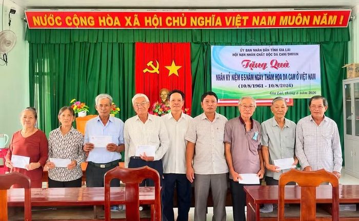 Hội Nạn nhân chất độc da cam/ dioxin tỉnh tặng quà cho nạn nhân chất độc da cam xã Phù Mỹ Tây. Ảnh: ĐVCC
