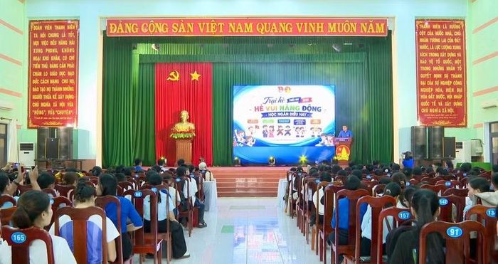 Quang cảnh lễ khai mạc trại hè. Ảnh: D.L