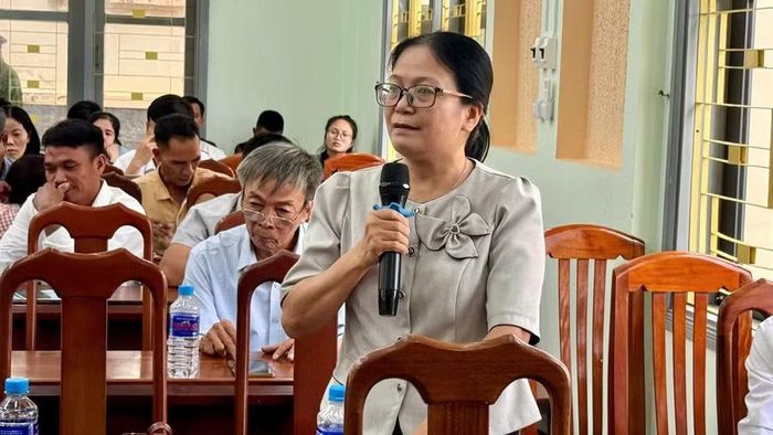 Cử tri xã Canh Vinh nêu ý kiến tại buổi tiếp xúc với đại biểu HĐND tỉnh. Ảnh: Hoàng Vũ