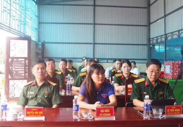  Các đại biểu dự lễ bàn giao "Ngôi nhà 100 đồng" cho đồng chí Lê Anh Minh. Ảnh: N.T 