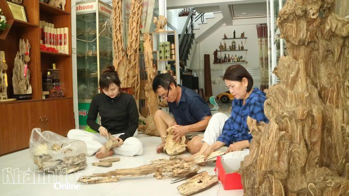 Gia đình nghệ nhân Trần Thị Kim Liên cùng nhau xỉa trầm.
