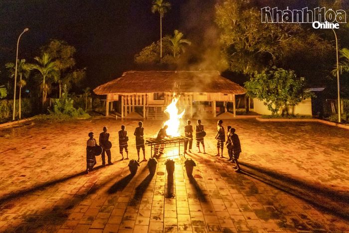 Biểu diễn đàn đá, mã la phục vụ du khách. (Ảnh do địa phương cung cấp)