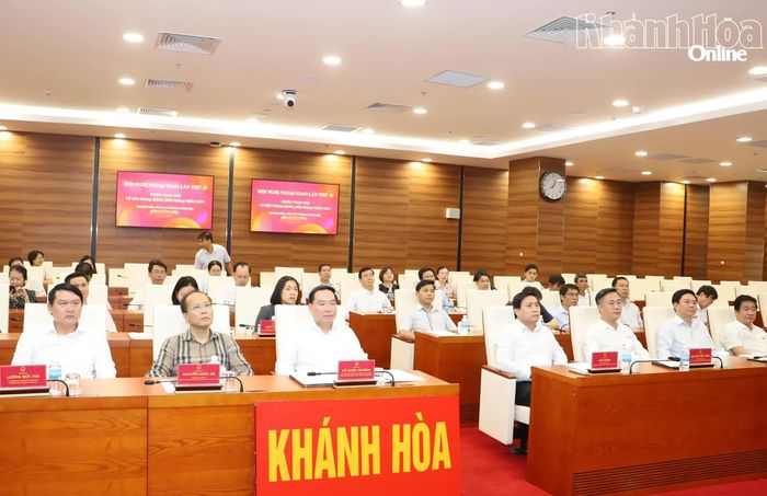 Các đồng chí: Hồ Xuân Trường, Lâm Đông, Nguyễn Việt Hùng, Nguyễn Khắc Hà và các đại biểu dự phiên họp tại điểm cầu tỉnh Khánh Hòa.