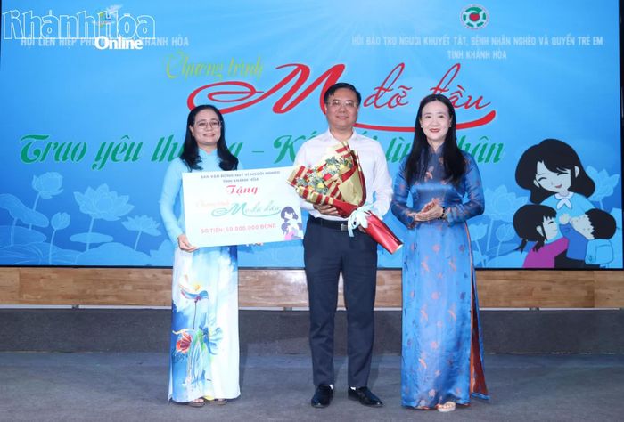 Lãnh đạo Ủy ban MTTQ Việt Nam tỉnh trao kinh phí hỗ trợ chương trình "Mẹ đỡ đầu".