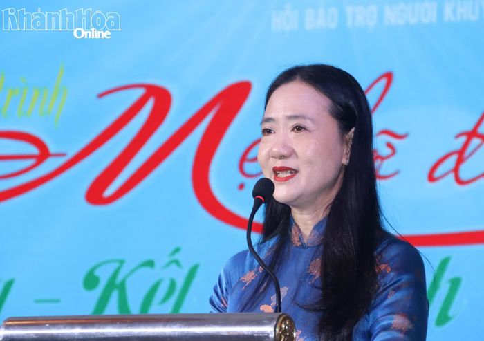 Bà Nguyễn Quỳnh Nga - Phó Chủ tịch Ủy ban MTTQ Việt Nam tỉnh, Chủ tịch Hội Liên hiệp Phụ nữ tỉnh phát biểu khai mạc chương trình.