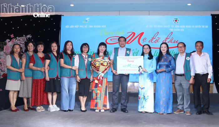Lãnh đạo Hội Bảo trợ người khuyết tật, bệnh nhân nghèo và quyền trẻ em tỉnh trao kinh phí hỗ trợ cho chương trình "Mẹ đỡ đầu".