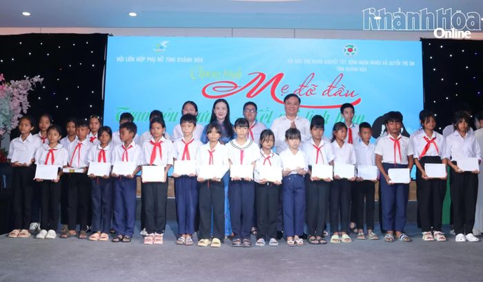 Lãnh đạo Ủy ban MTTQ Việt Nam tỉnh và Hội Liên hiệp Phụ nữ tỉnh trao học bổng cho các em.