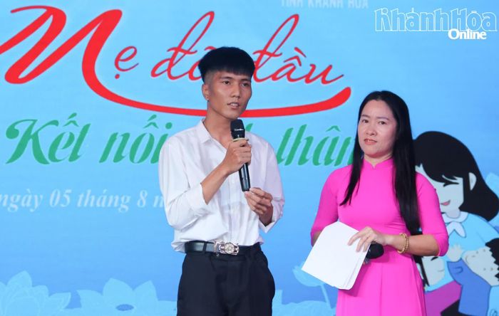 Giao lưu với học sinh có hoàn cảnh khó khăn tại chương trình.