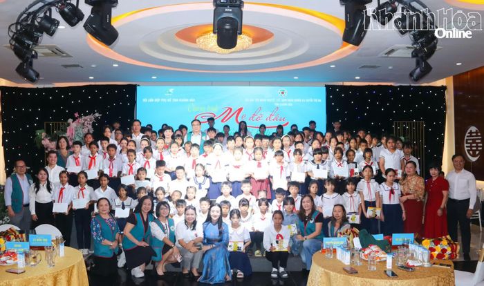 Đại biểu và các em tại chương trình.