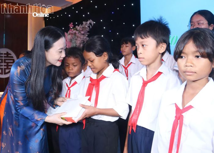 Bà Nguyễn Quỳnh Nga trao học bổng cho các em.