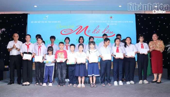 Lãnh đạo Sở Giáo dục và Đào tạo cùng đơn vị tài trợ trao học bổng cho các em.