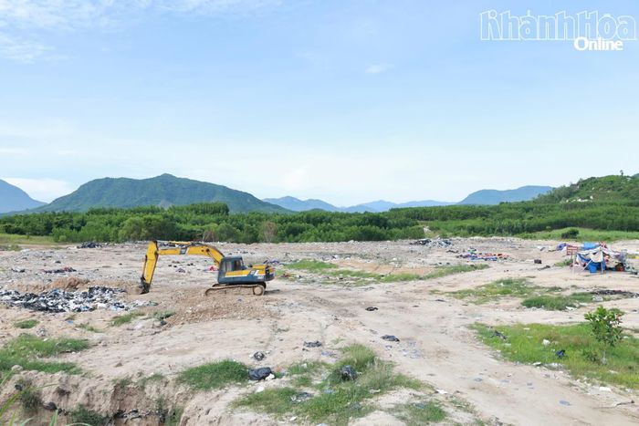Khu vực bãi rác tạm ở thôn Hòa Hiệp.