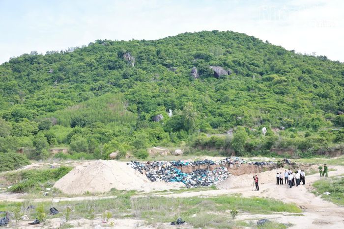 Đoàn công tác kiểm tra tại bãi rác tạm ở thôn Hòa Hiệp.