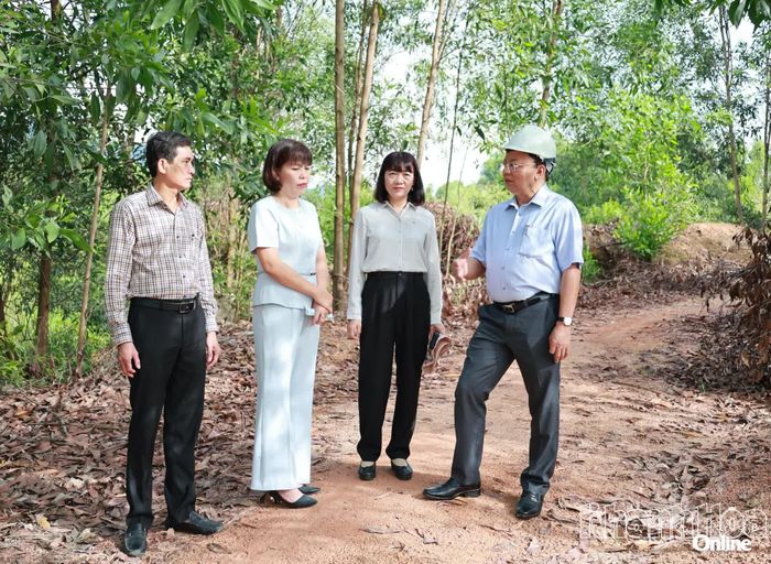 Đồng chí Lê Huyền kiểm tra, trao đổi với lãnh đạo xã Suối Dầu tại khu vực bãi rác tạm thôn Suối Lau 2.