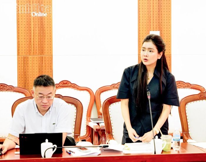 Đại diện Công ty Cổ phần Muối Cà Ná Ninh Thuận báo cáo về công tác giải quyết việc làm cho người dân vùng dự án.