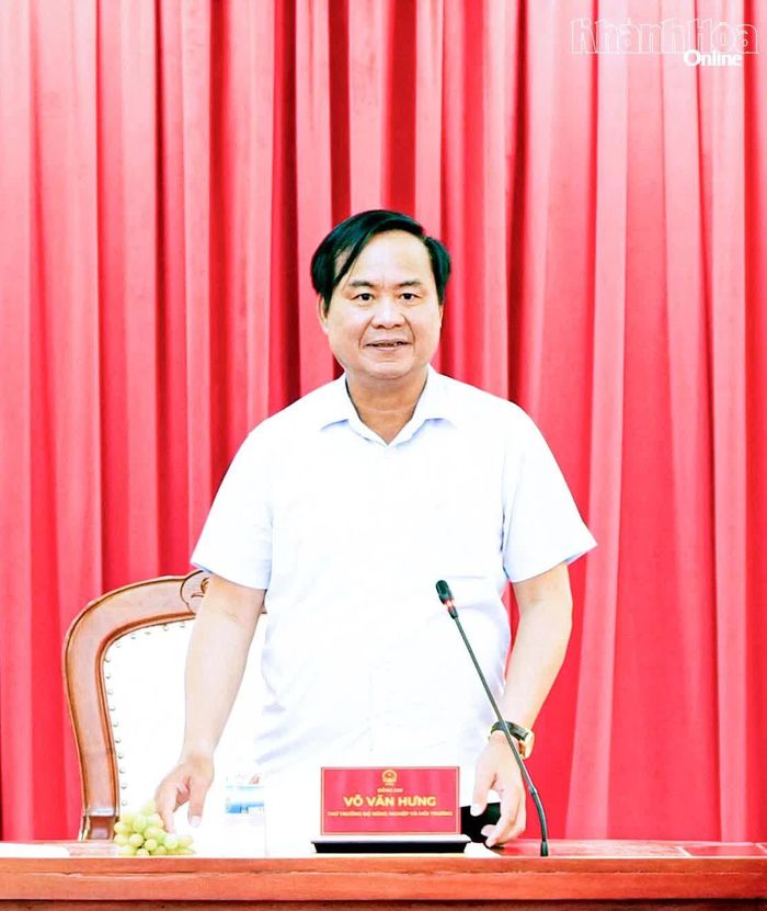 Thứ trưởng Bộ Nông nghiệp và Môi trường Võ Văn Hưng phát biểu kết luận buổi làm việc.