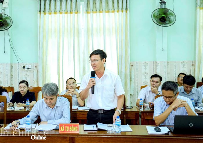 Lãnh đạo UBND xã Tu Bông phát biểu tại buổi làm việc.