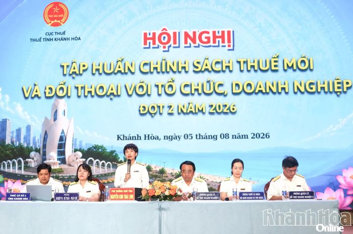 Đại diện Thuế tỉnh điều hành phần đối thoại.