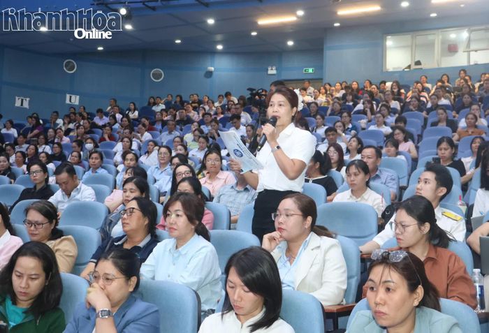 Đại diện một doanh nghiệp nêu ý kiến tại hội nghị.