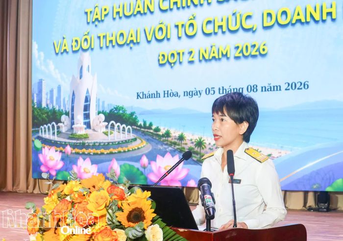 Bà Nguyễn Kim Thái Linh - Phó Trưởng Thuế tỉnh phát biểu tại hội nghị.