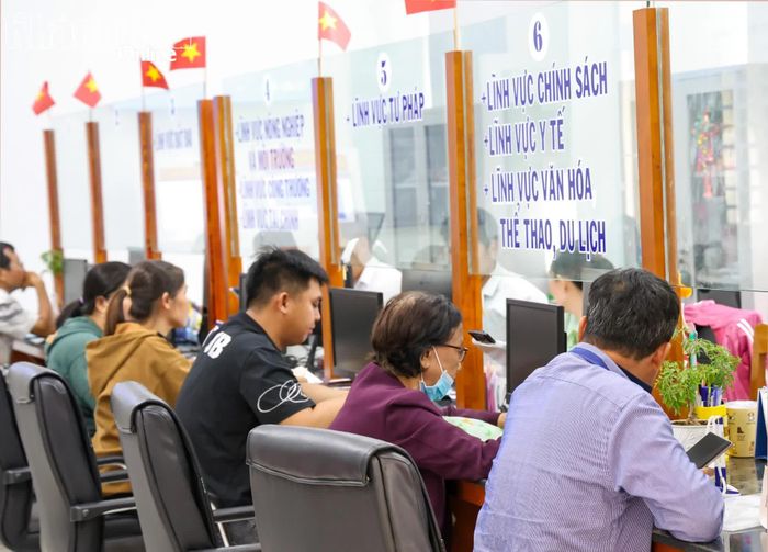 Người dân đến làm thủ tục hành chính tại Trung tâm phục vụ hành chính công phường Đông Ninh Hòa.