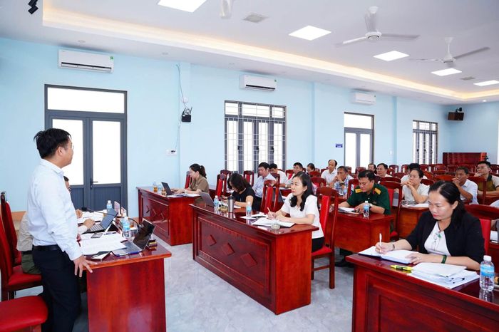 Quang cảnh cuộc họp.