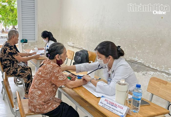 Đội ngũ y tế đang khám, kiểm tra tim mạch cho người dân.
