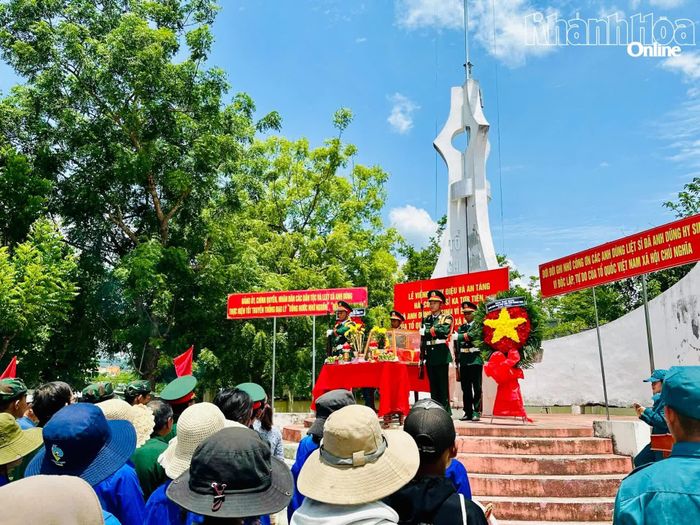 Quang cảnh lễ truy điệu liệt sĩ Ka Tơr Tiên tại Đài tưởng niệm liệt sĩ xã Anh Dũng.