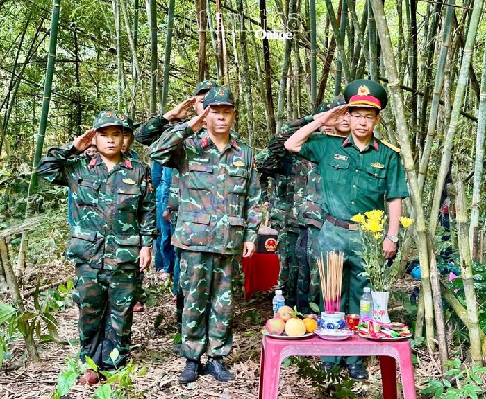 Đại diện Bộ Chỉ huy Quân sự tỉnh và Đội tìm kiếm, quy tập hài cốt liệt sĩ thực hiện nghi lễ trước khi quy tập hài cốt liệt sĩ Ka Tơr Tiên.