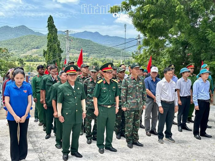 Cán bộ, chiến sĩ, thân nhân liệt sĩ và người dân địa phương dự lễ truy điệu liệt sĩ Ka Tơr Tiên.