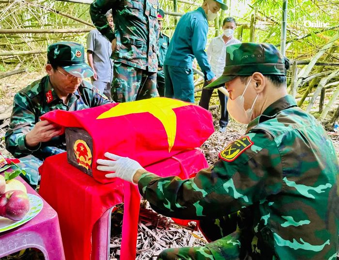 Đội tìm kiếm, quy tập hài cốt liệt sĩ thực hiện nghi thức phủ Quốc kỳ lên hài cốt liệt sĩ Ka Tơr Tiên.
