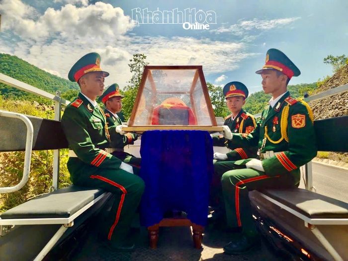 Hài cốt liệt sĩ Ka Tơr Tiên được di quan về Nghĩa trang liệt sĩ Ninh Thuận để an táng.