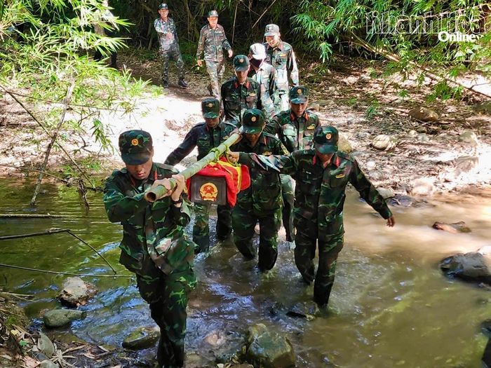 Đội tìm kiếm, quy tập hài cốt liệt sĩ băng rừng, vượt suối đưa hài cốt liệt sĩ Ka Tơr Tiên về nơi tổ chức lễ truy điệu.