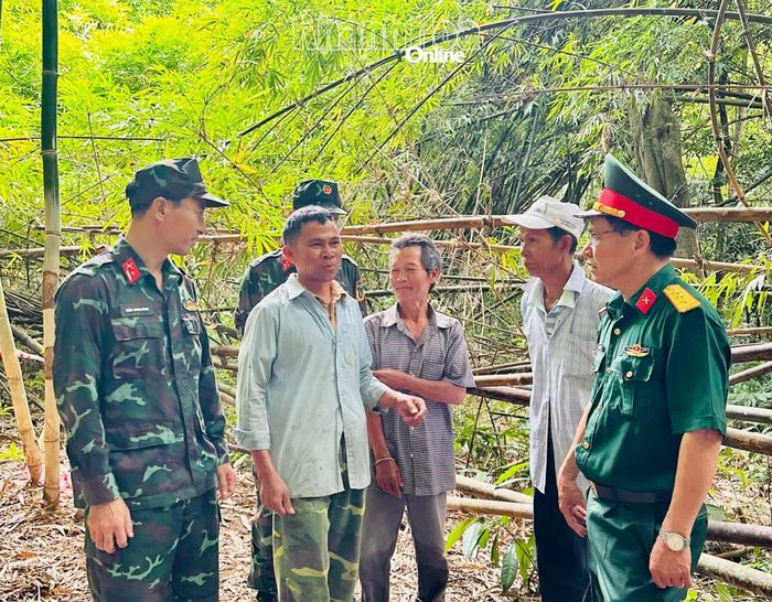 Đại diện Bộ Chỉ huy Quân sự tỉnh trao đổi với thân nhân liệt sĩ Ka Tơr Tiên trước khi quy tập hài cốt.