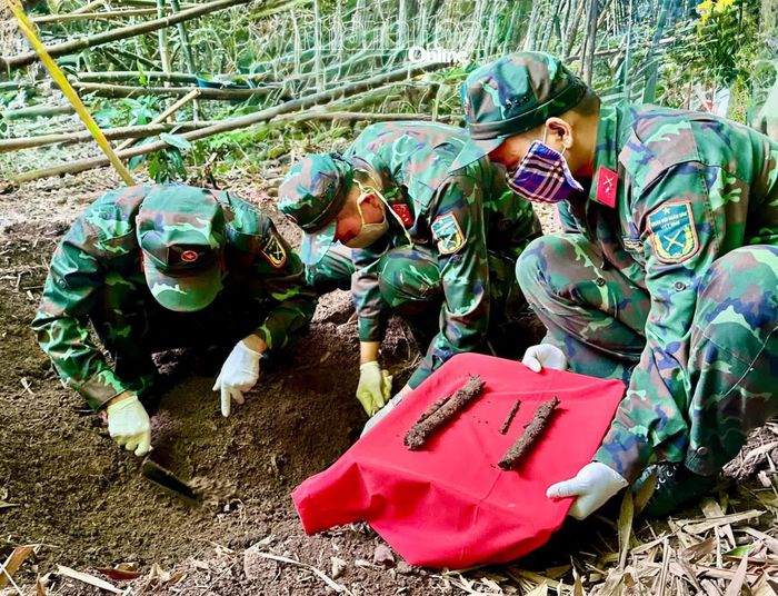 Đội tìm kiếm, quy tập hài cốt liệt sĩ phát hiện những di vật đầu tiên tại vị trí quy tập.
