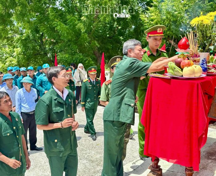 Các lực lượng tham dự lễ truy điệu dâng hương tưởng niệm liệt sĩ Ka Tơr Tiên.