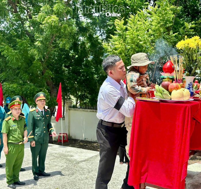 Thân nhân liệt sĩ Ka Tơr Tiên dâng hương tại lễ truy điệu.