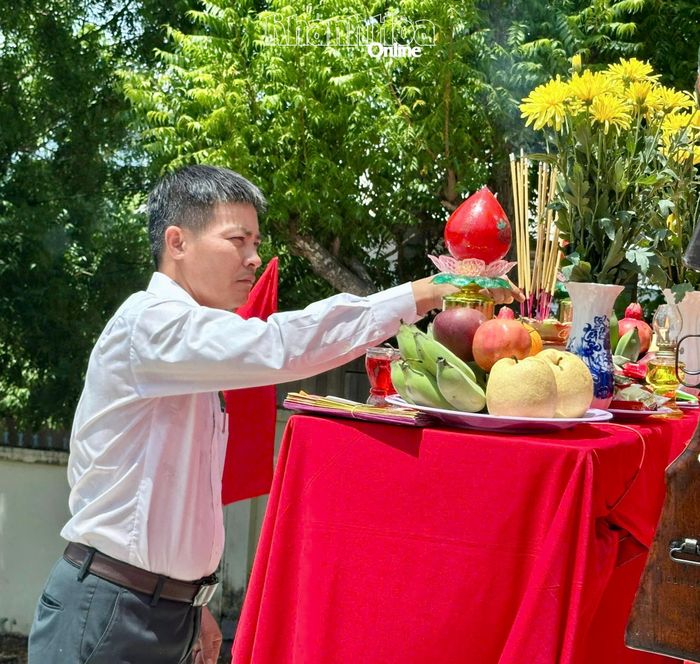 Lãnh đạo xã Anh Dũng dâng hương tri ân liệt sĩ Ka Tơr Tiên tại lễ truy điệu.